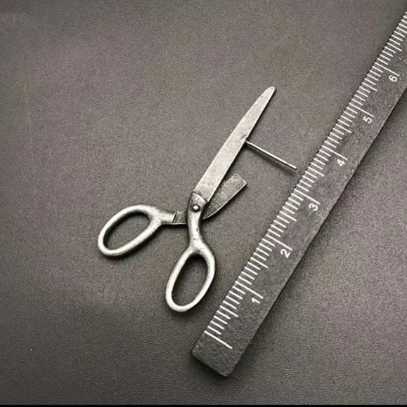 Goth Scissor Vintage Earrings - Picture 3 of 5